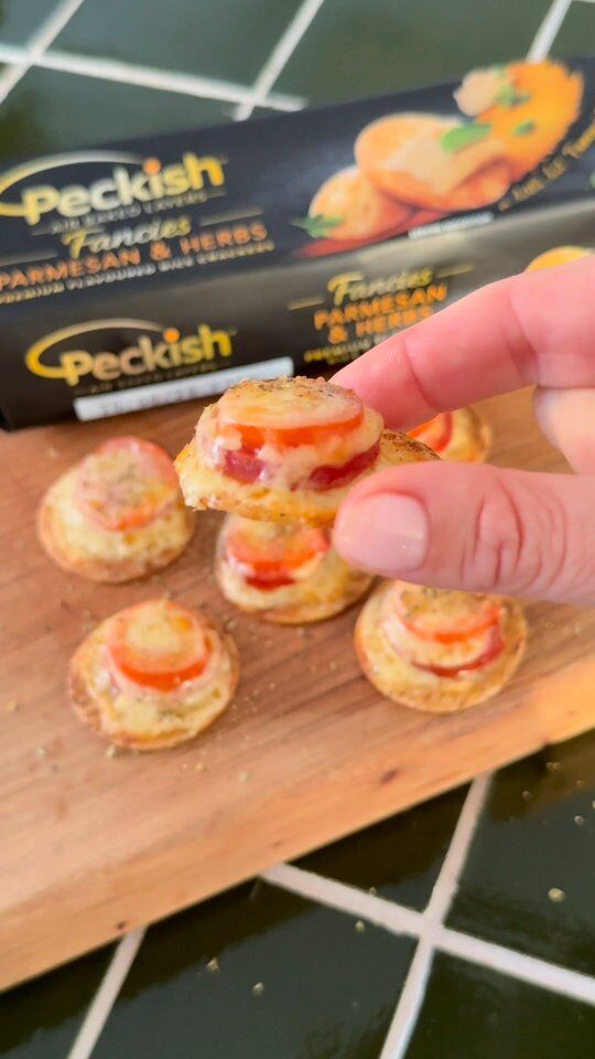 Wow your guests with our mini pizza cracker bites this weekend! 🍕 Comment below your fav pizza flavour 👇🏻😋