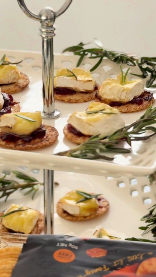 Needing some holiday appetiser inspiration? 🎄 Try our mini brie bites using the Fancies Golden Honey & Soy crackers, cranberry sauce, brie and rosemary, in the airfryer to toast them up and then serve! 🫶🏻