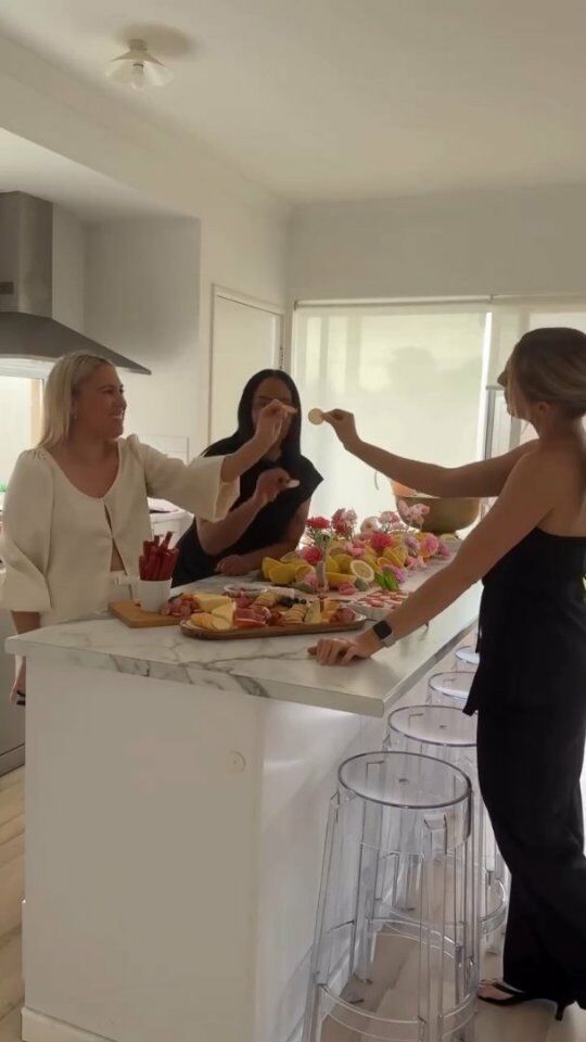 School holidays + AFL Grand Final hosting? Say less 🏉✨  Keep the girls happy and the snack table sorted with Peckish Fancies, made for sharing all weekend long.  📷 @grownmindslikeplants  #peckish #peckishfancies #aflgrandfinal #hostingideas #girlsnightin
